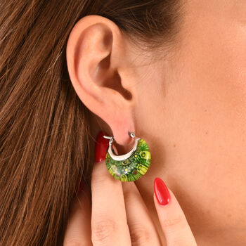 Gr&uuml;ne Huggie-Ohrringe im Murano-Stil