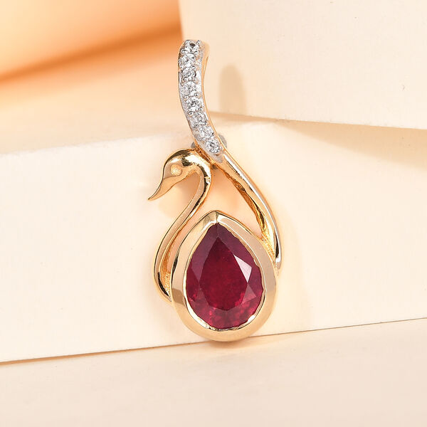 Afrikanischer Rubin (Fissure gef&uuml;llt) und wei&szlig;er Zirkon-Anh&auml;nger, 925 Silber vergoldet ca. 1,71 ct image number 3