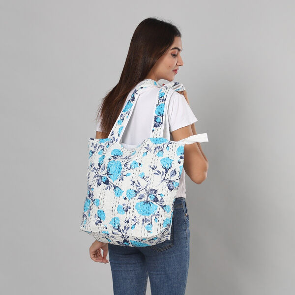 Kantha Schultertasche f&uuml;r Damen, Gr&ouml;&szlig;e 35,5x47 cm, Blau/Wei&szlig; image number 3