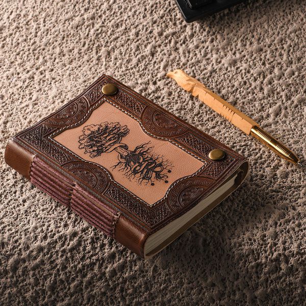 Baumgepr&auml;gtes Leder Notizbuch mit 96 Seiten & 1 Holzstift, braun image number 3