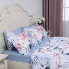 SERENITY NIGHT: 3er-Set - Bettdecke und 2 Kissenbezüge, Blumenmuster, Blau und Rosa  image number 1