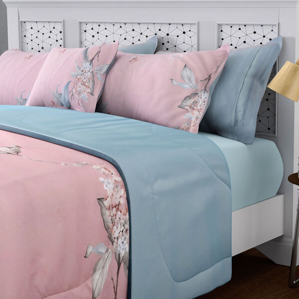 SERENITY NIGHT: 3er-Set - Seidensteppdecke und 2 Kissenbez&uuml;ge, Blumenmuster, Hellblau und Rosa image number 3