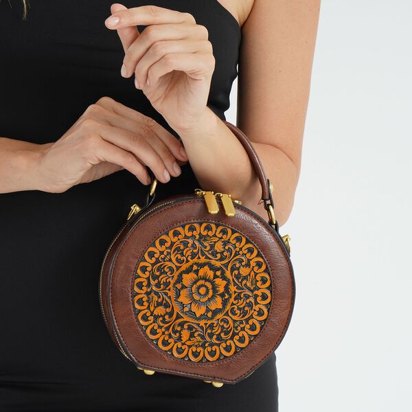Runde Crossbody-Bag mit Mandala-Pr&auml;gung, 19x8x18cm, Braun image number 3
