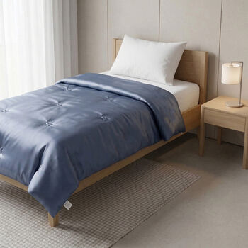 Serenity Night: Bettdecke aus 100 % luxuri&ouml;ser Maulbeerseide mit hochwertiger Kunstdaunenf&uuml;llung, 1,7 kg, 135 x 200 cm, Himmelblau