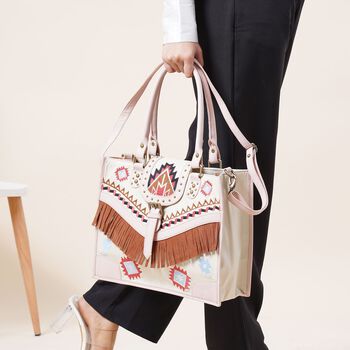 Handgefertigte Umh&auml;ngetasche aus Echtleder mit Stickerei, Fransen und geometrischem Muster, Magnetverschluss, 28x24x18cm, Cr&egrave;me