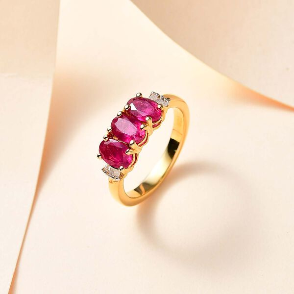 Afrikanischer Rubin (Fissure gef&uuml;llt), Wei&szlig;er Diamant Ring, 925 Silber Gelbgold Vermeil (Gr&ouml;&szlig;e 19.00), ca. 1.91 ct image number 2