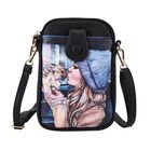 Stilvolle, kompakte und stilvolle Crossbody-Tasche aus Kunstleder, 19x13.5x2cm, Frau und Strand