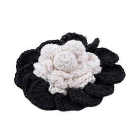 Handgefertigte Brosche mit H&auml;kelarbeit Blumen Design, Schwarz und Wei&szlig;