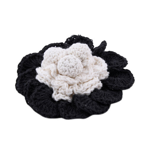 Handgefertigte Brosche mit Häkelarbeit Blumen Design, Schwarz und Weiß image number 1