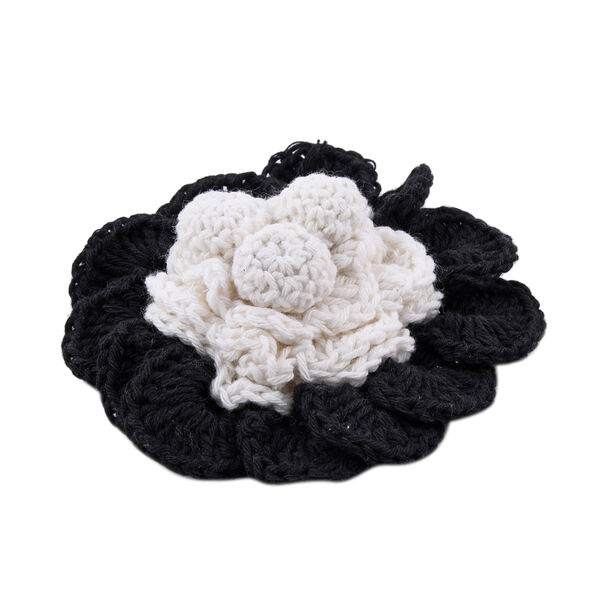 Handgefertigte Brosche mit Häkelarbeit Blumen Design, Schwarz und Weiß image number 1