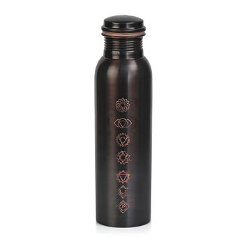 2er-Set - LIVMORE Kupfer-Trinkflasche mit 7-Chakra-Gravur (ca. 900 ml) und Armband mit Chakra-Perlen aus Edelsteinen - Schwarz