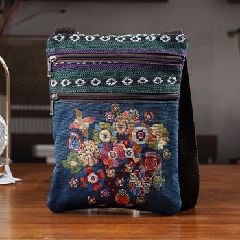 Crossbody-Tasche mit Blumenmotiv, 3 Rei&szlig;verschlussf&auml;cher, verstellbarer Schultergurt (ca. 120 cm), 21x28 cm, Mehrfarbig