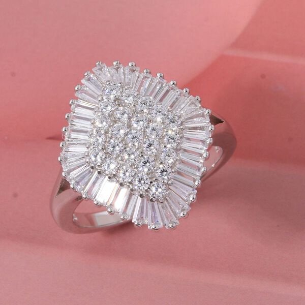 LUSTRO STELLA weißer Zirkonia Ring im Halo-Design image number 1