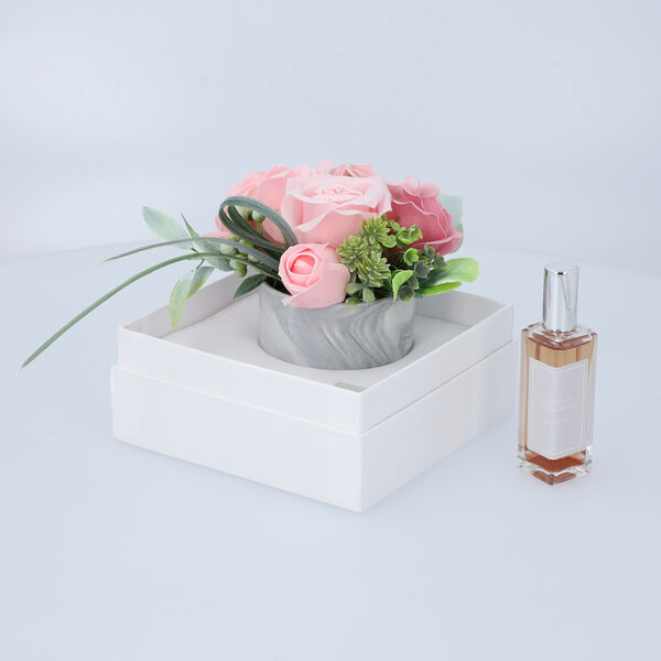 The 5th Season - K&uuml;nstlicher Blumenstrau&szlig; mit rosa Rosen und Raumspray in Geschenkbox, Rosa image number 2