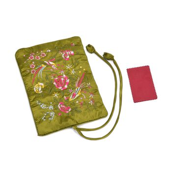 Reise-Schmuckrolle mit Stickmuster, 1 Organizer + 5 Weinrote Silberputzt&uuml;cher, Satin, Olivgr&uuml;n