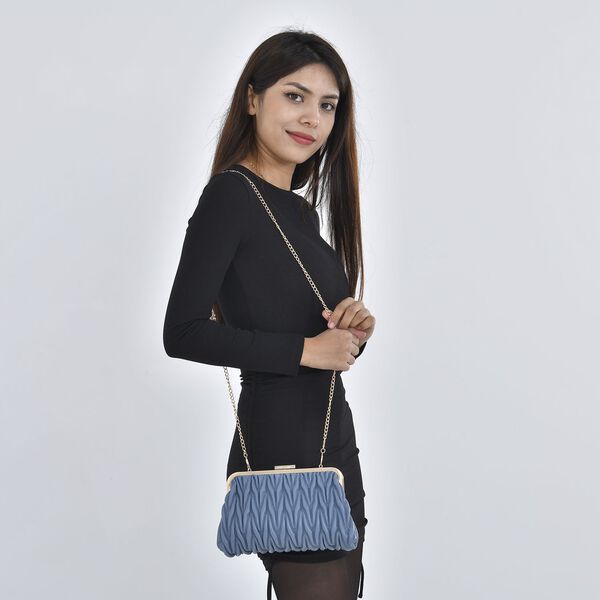 Clutch mit Metallschulterriemen in Stepp-Optik, Nude image number 2