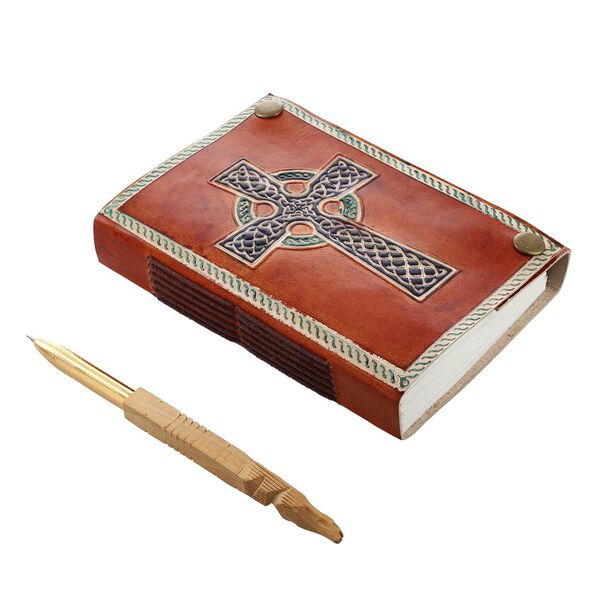 Kreuzgepr&auml;gtes Leder Notizbuch und 1 Holzstift, braun