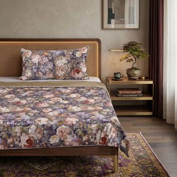 "AB side Silk quilt with cooling fabric fabric:85% nylon+15%spandex A side: print, B side match solid color Filling:100g silk+200g polyester,around 110gsm,33% silk+77% polyester Packing:gift box with PVC cover", "AB side cooling pillowcase with piping wit