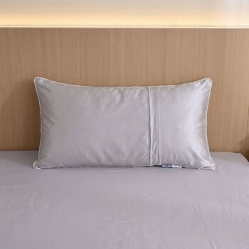 "AB side Silk quilt with cooling fabric fabric:85% nylon+15%spandex A side: print, B side match solid color Filling:100g silk+200g polyester,around 110gsm,33% silk+77% polyester Packing:gift box with PVC cover", "AB side cooling pillowcase with piping wit