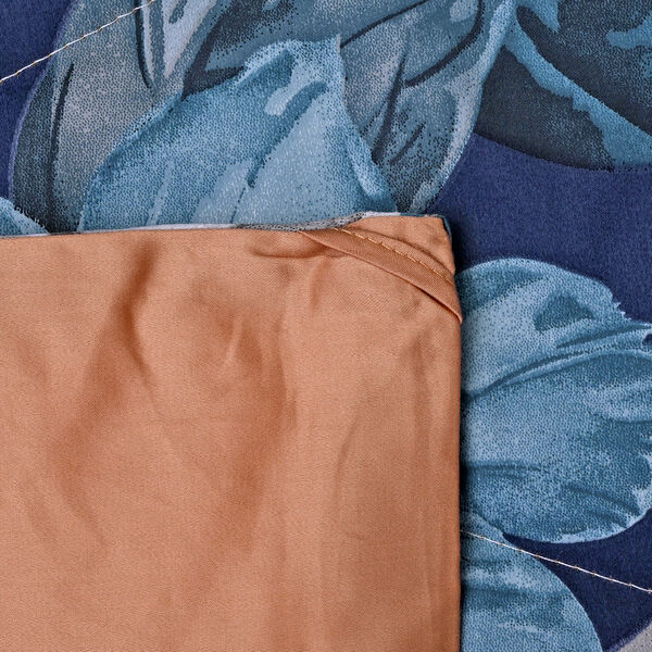 SERENITY NIGHT: 3er-Set - Seidensteppdecke und 2 Kissenbezüge, Blumenmuster, Dunkelblau und Caffe Latte  image number 8