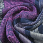 Jacquard gewebter Schal, Streifenmuster, Lila image number 7