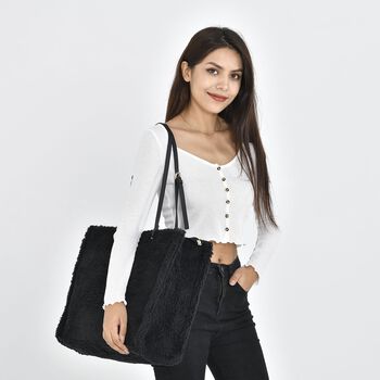 Kunstfell-Schultertasche mit Schulterriemen, , Schwarz