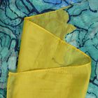LA MAREY 100% bedruckter Seidenschal, Blumenmuster, Größe 110x178 cm, Gelb und Grün image number 3