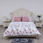 SERENITY NIGHT: 3er-Set - Bettdecke und 2 Kissenbezüge, Blumenmuster, Weiß und Rosa image number 1