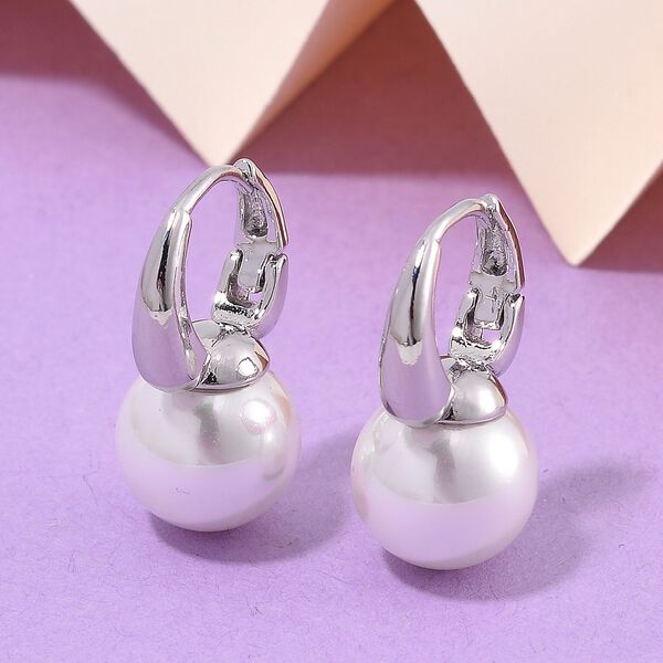 Wei&szlig;e Muschelkernperle Ohrringe image number 1