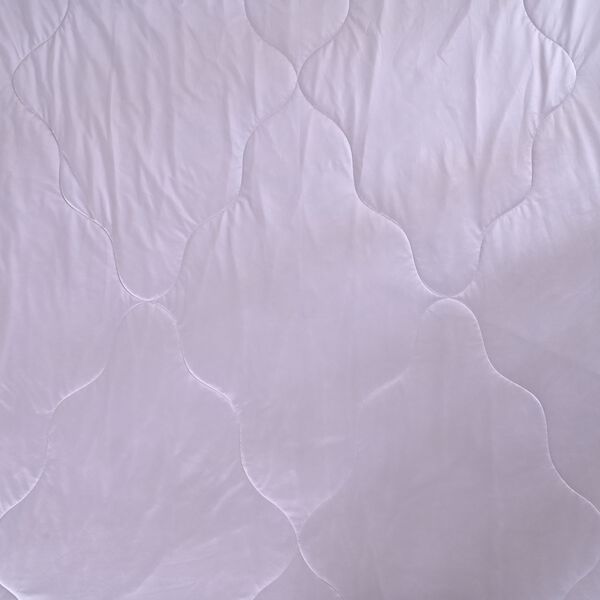 "AB side Silk quilt with cooling fabric fabric:85% nylon+15%spandex A side: print, B side match solid color Filling:100g silk+200g polyester,around 110gsm,33% silk+77% polyester Packing:gift box with PVC cover", "AB side cooling pillowcase with piping wit image number 5