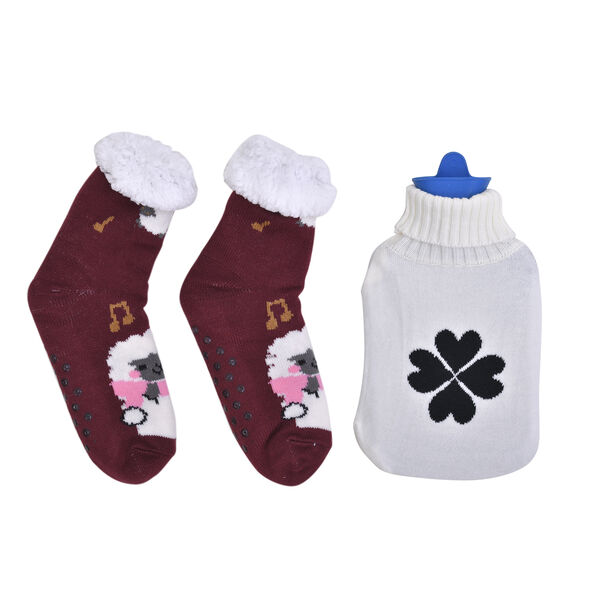 2er-Set W&auml;rmflasche mit Strickbezug, 2000ml und 1 Paar rutschfeste Haussocken mit Sherpa Futter, Einheitsgr&ouml;&szlig;e 18x32 cm&nbsp;