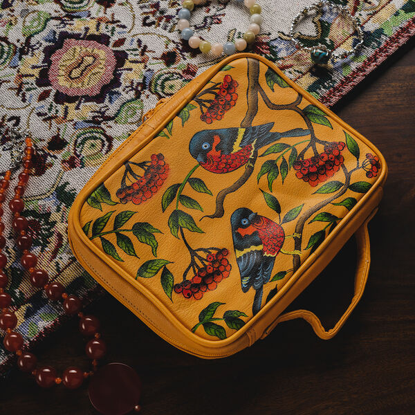 SUKRITI: Handbemalter Schmuckkoffer, Regenbogenlori-Muster, Gelb image number 2