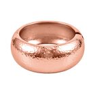 Breiter Armreif mit gehämmerter Textur, Messing, ca. 18 cm, roséfarben