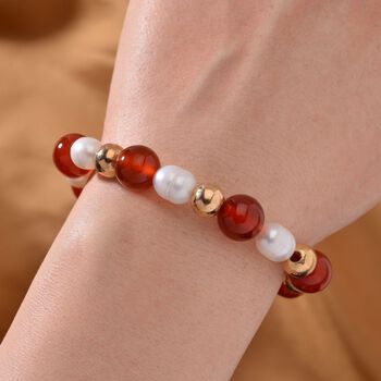 Flexibles rotes Achat und wei&szlig;es S&uuml;&szlig;wasserperlen-Armband - 90 ct.