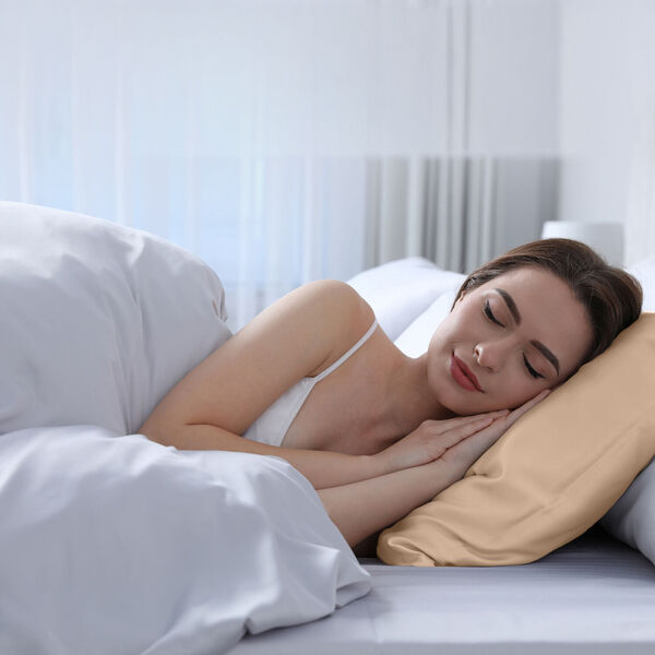 Serenity Night Daunenkissen und Seidenkissenbezug, 40x80 cm, Champagner image number 3