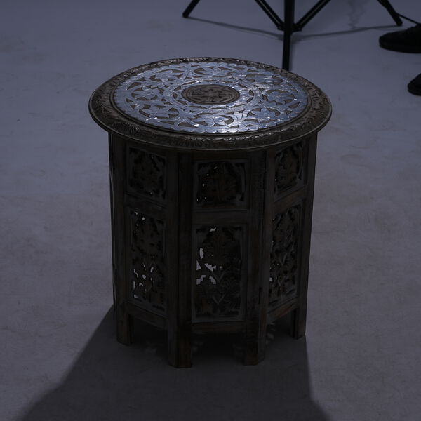 Handgefertigter Couchtisch aus Mangoholz mit Metallpr&auml;gung, Burn-Finish und kunstvoller Schnitzerei, 45x45x45cm, Wei&szlig; image number 9