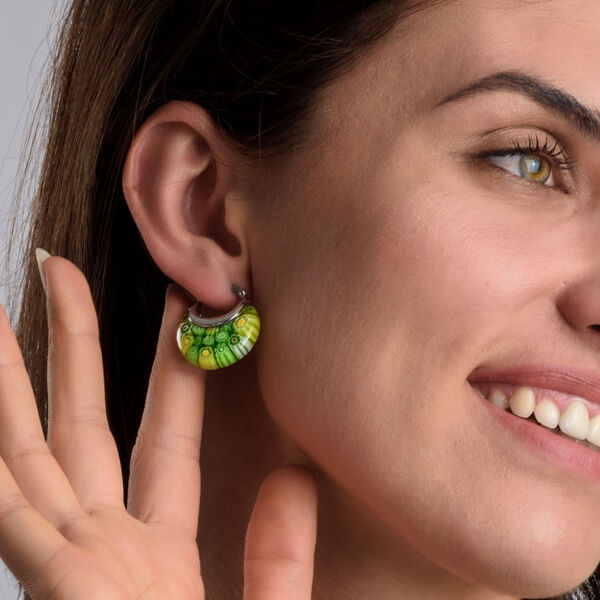 Gr&uuml;ne Huggie-Ohrringe im Murano-Stil image number 3