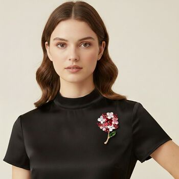 Emaillierte und wei&szlig;e Kristall-Brosche, Floral