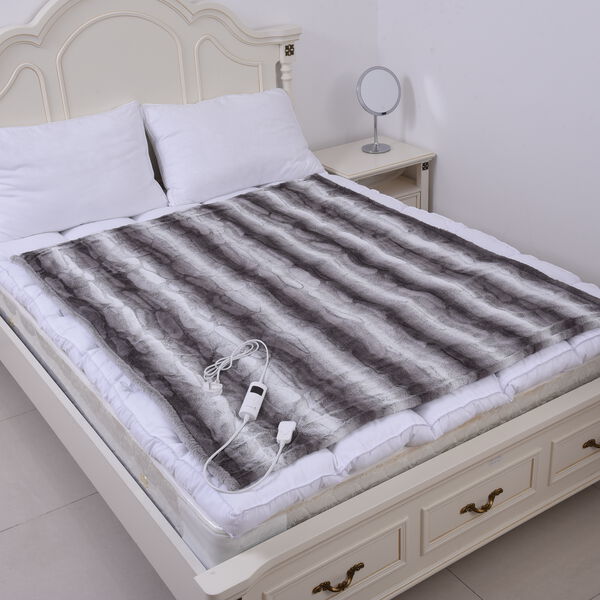 SERENITY NIGHT: Elektrisch beheizbare Kunstpelzdecke aus weichem, kuscheligem Plüsch, 2-lagig, Streifenmuster, Weiß image number 3