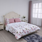 SERENITY NIGHT: 3er-Set - Bettdecke und 2 Kissenbezüge, Blumenmuster, Weiß und Rosa image number 0
