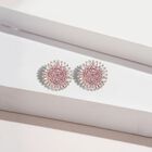 Natürlicher I3 rosa Diamant und florale, weiße Diamant-Ohrstecker in 375 Roségold image number 1