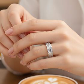 LUSTRO STELLA weißer Zirkonia Ring im Eternity-Design