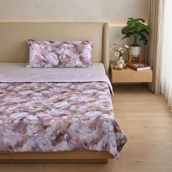 "AB side Silk quilt with cooling fabric fabric:85% nylon+15%spandex A side: print, B side match solid color Filling:100g silk+200g polyester,around 110gsm,33% silk+77% polyester Packing:gift box with PVC cover", "AB side cooling pillowcase with piping wit