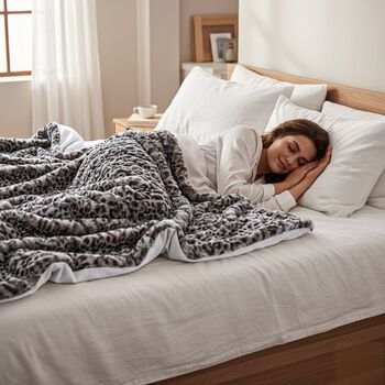 Serenity Night - Luxus-Kunstfell-Decke mit Wellenstruktur, 1300 g, Schwarz-Leopardmuster, 150x200 cm