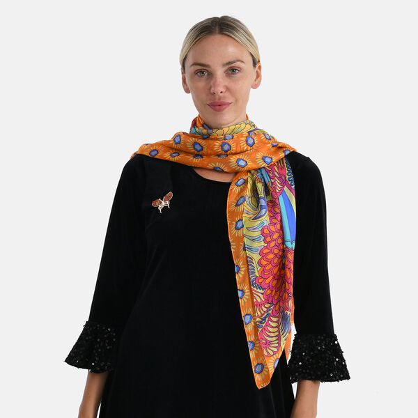 LA MAREY Seiden-Foulard aus 100% Maulbeerseide und Schmetterling-Seidenbrokat-Brosche, 110x110 cm, Safranorange image number 2