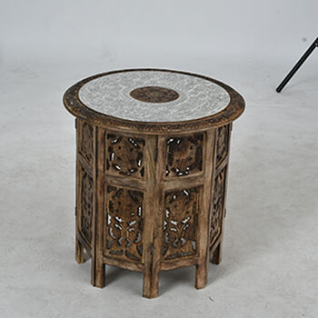 NAKKASHI - handgeschnitzter klappbarer Tisch aus Mangoholz mit handgepr&auml;gter Aluminiumplatte, 53 x 53 x 53 cm, natur