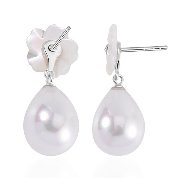 Wei&szlig;e Muschelkernperlen und wei&szlig;e Perlmutt-Ohrringe image number 4