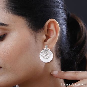 Wei&szlig;e Muschelkernperle und wei&szlig;e Kristall-Ohrringe