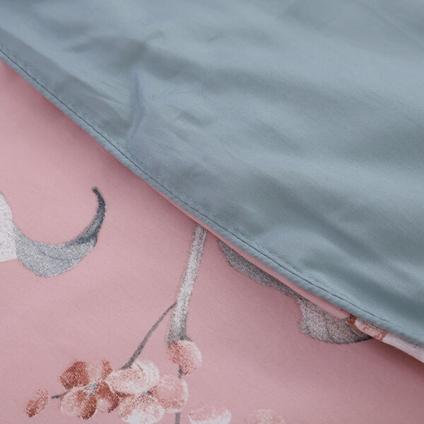 SERENITY NIGHT: 3er-Set - Seidensteppdecke und 2 Kissenbezüge, Blumenmuster, Hellblau und Rosa image number 8