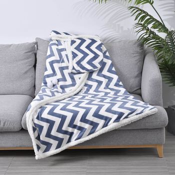 HOMESMART Zig-Zag Print Hoodie-Sherpa-Decke mit Pom Pom, Blau und wei&szlig;